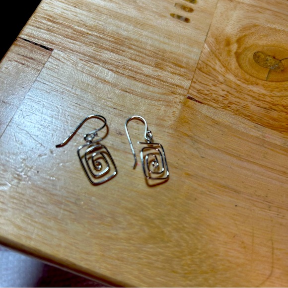 Funky little earrings - Picture 2 of 3